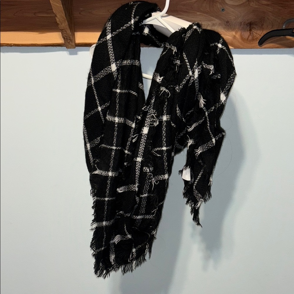 Chic Black and White Plaid Scarf